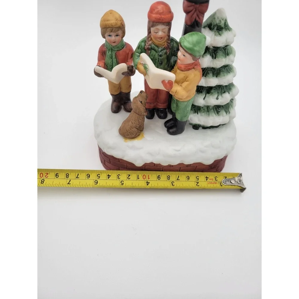 VTG House of Lloyd Carolers lighted music box plays Hark the herald angels‎ sing
